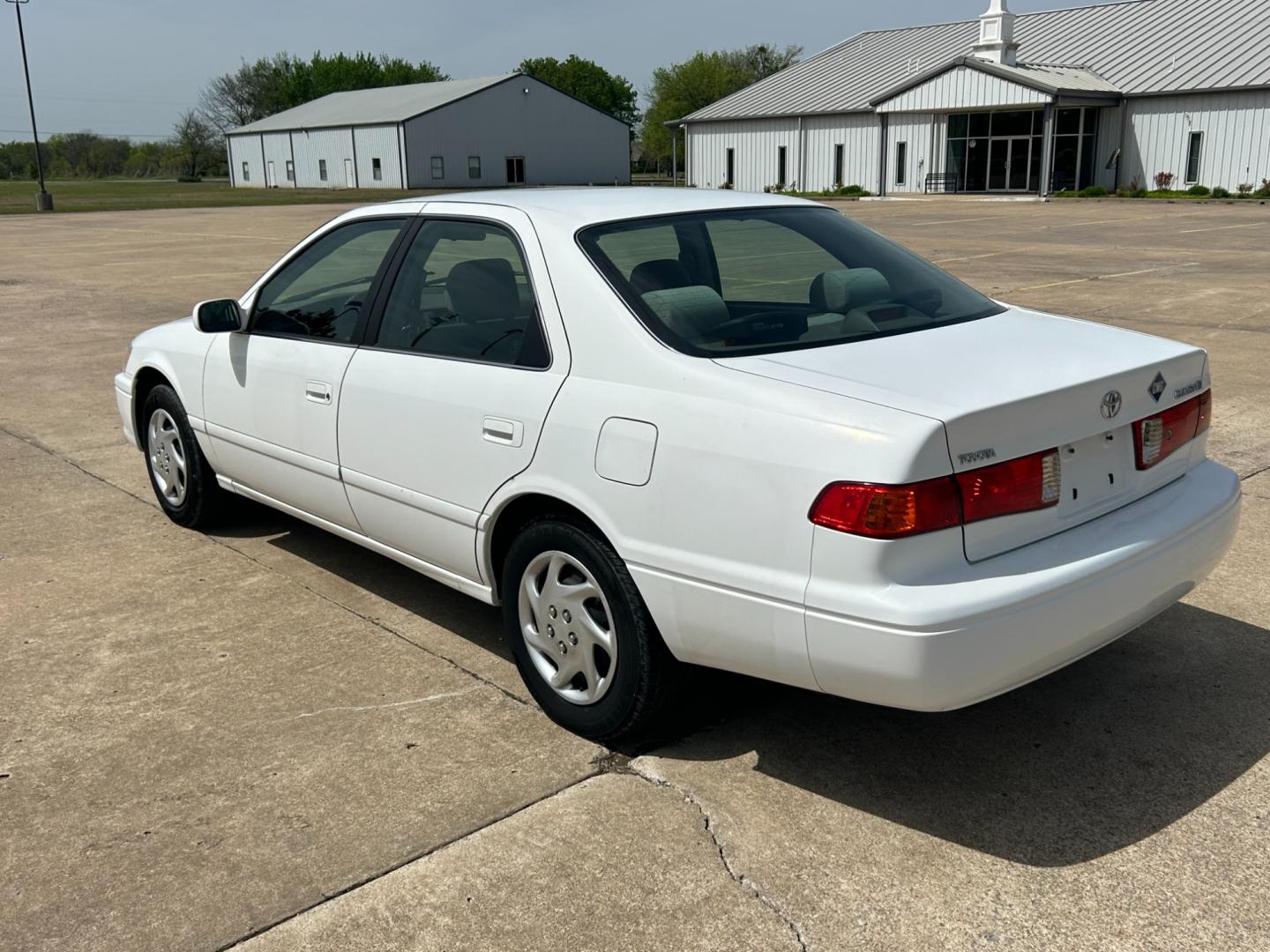 2000 White /TAN Toyota Camry LE (JT2BN22K8Y0) with an 2.2L L4 DOHC 16V engine, 4-Speed Automatic transmission, located at 17760 Hwy 62, Morris, OK, 74445, (918) 733-4887, 35.609104, -95.877060 - Photo#6